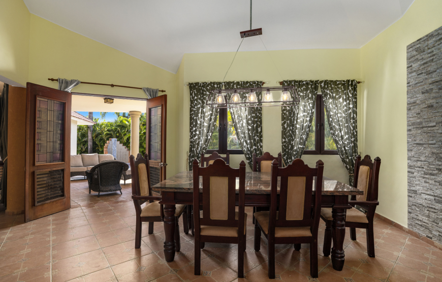 Spacious 3+1 bedroom Villa with Private Pool, Lomas Mironas
