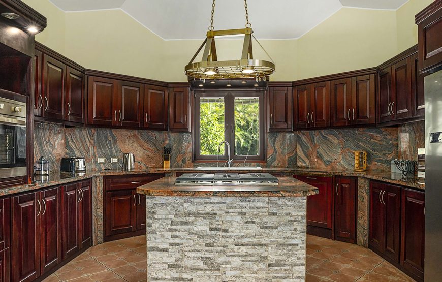 Spacious 3+1 bedroom Villa with Private Pool, Lomas Mironas