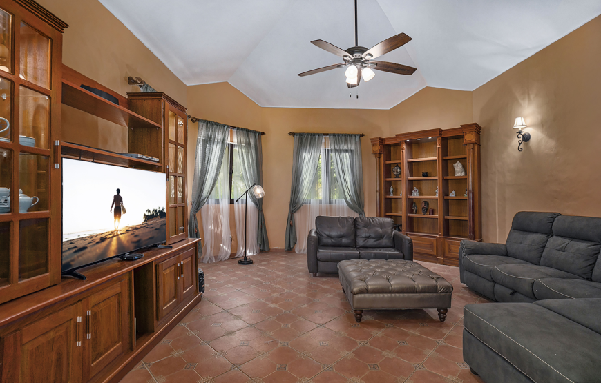 Spacious 3+1 bedroom Villa with Private Pool, Lomas Mironas
