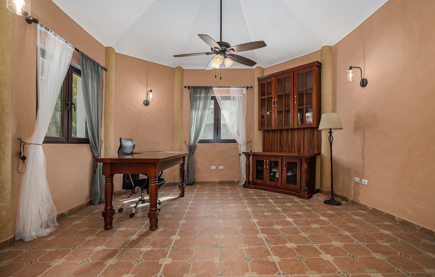 Spacious 3+1 bedroom Villa with Private Pool, Lomas Mironas
