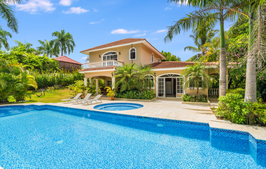 Charming 2-BR villa with 1 BR private studio, pool and jacuzzi