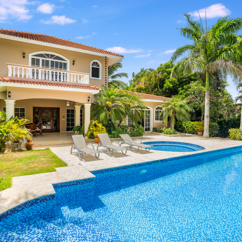 Charming 2-BR villa with 1 BR private studio, pool and jacuzzi
