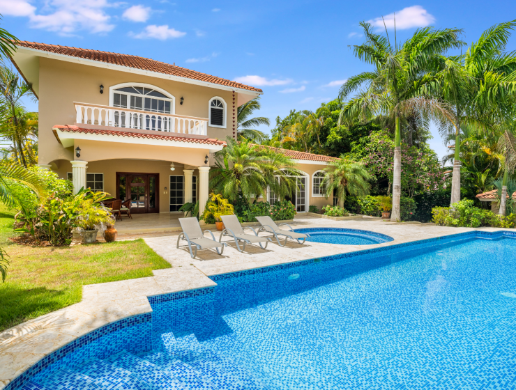 Charming 2-BR villa with 1 BR private studio, pool and jacuzzi