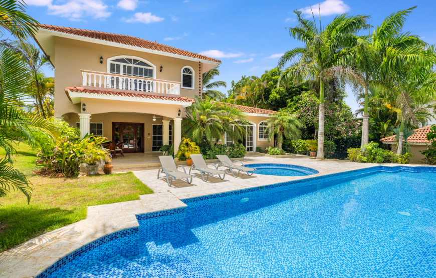 Charming 2-BR villa with 1 BR private studio, pool and jacuzzi