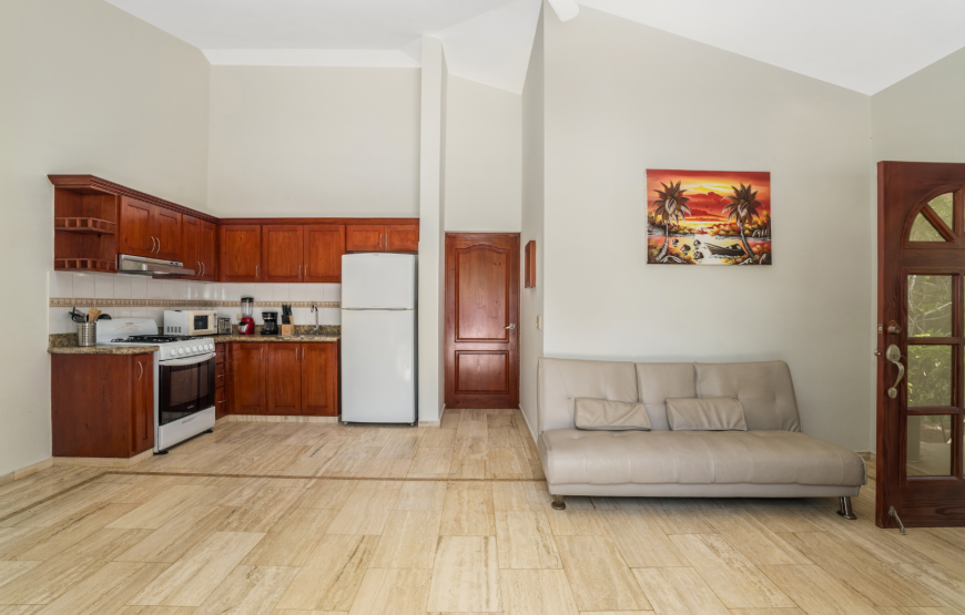 Charming 2-BR villa with 1 BR private studio, pool and jacuzzi