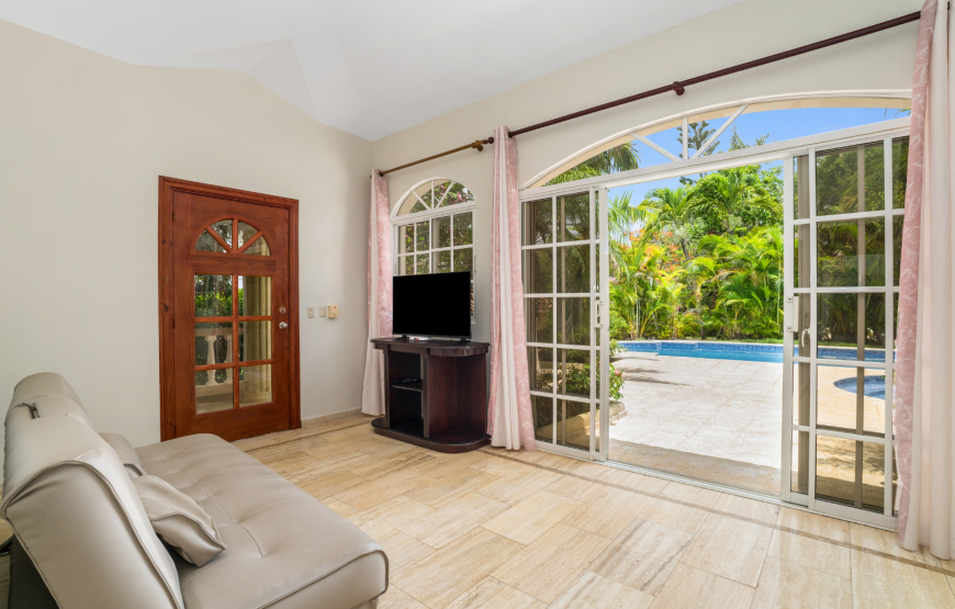 Charming 2-BR villa with 1 BR private studio, pool and jacuzzi