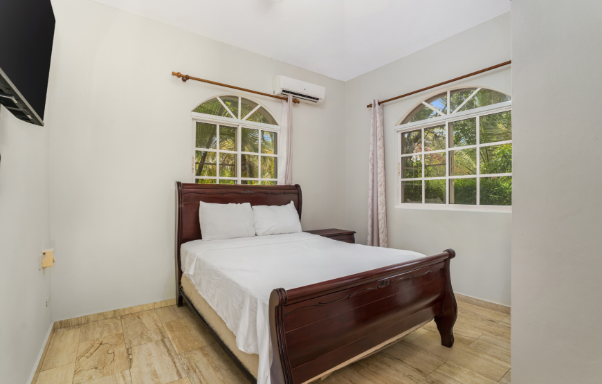 Charming 2-BR villa with 1 BR private studio, pool and jacuzzi