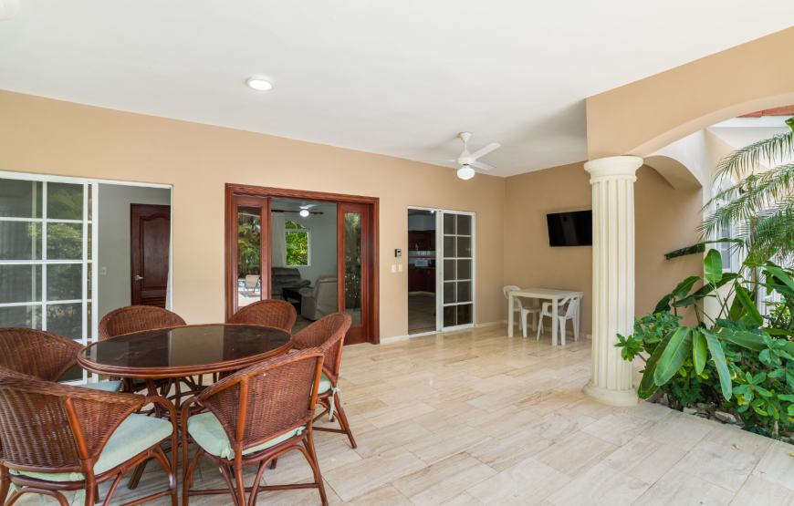 Charming 2-BR villa with 1 BR private studio, pool and jacuzzi