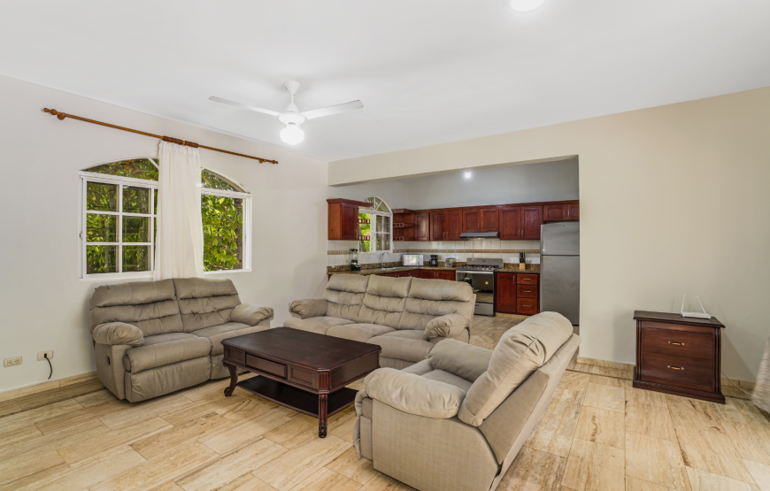 Charming 2-BR villa with 1 BR private studio, pool and jacuzzi