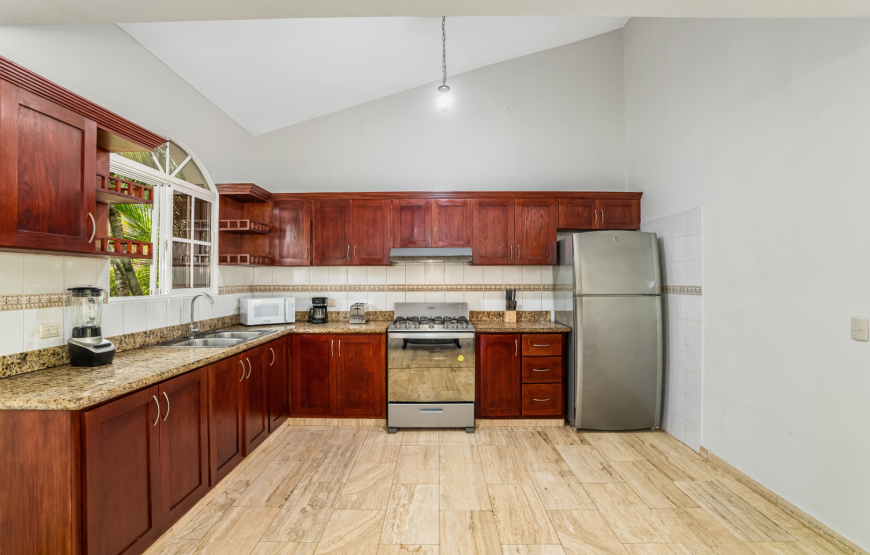Charming 2-BR villa with 1 BR private studio, pool and jacuzzi
