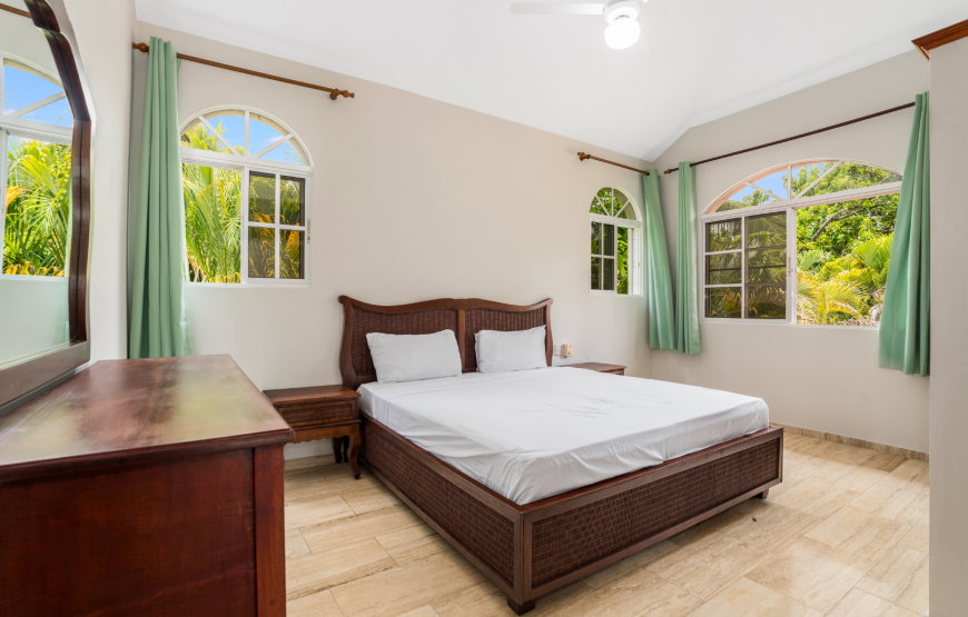 Charming 2-BR villa with 1 BR private studio, pool and jacuzzi