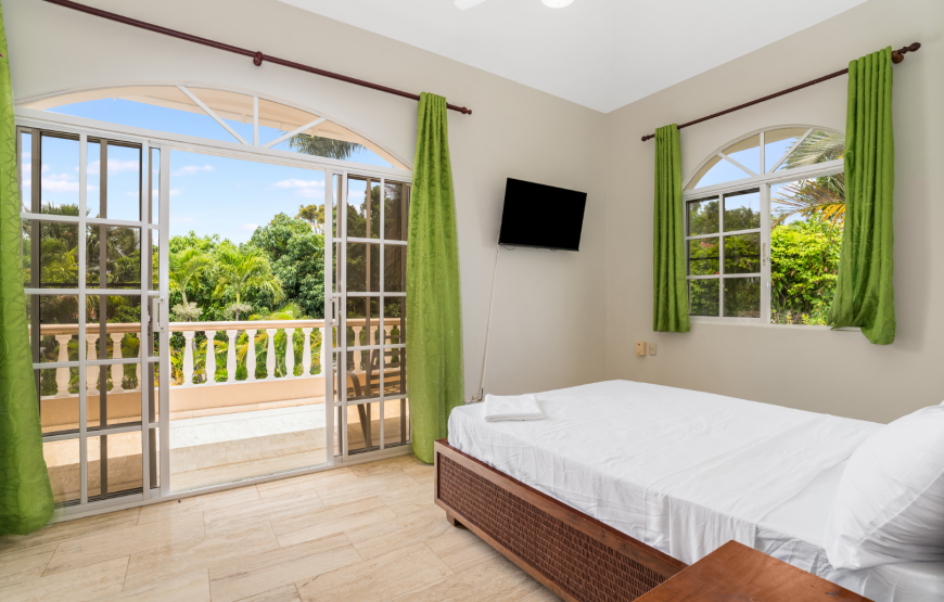 Charming 2-BR villa with 1 BR private studio, pool and jacuzzi