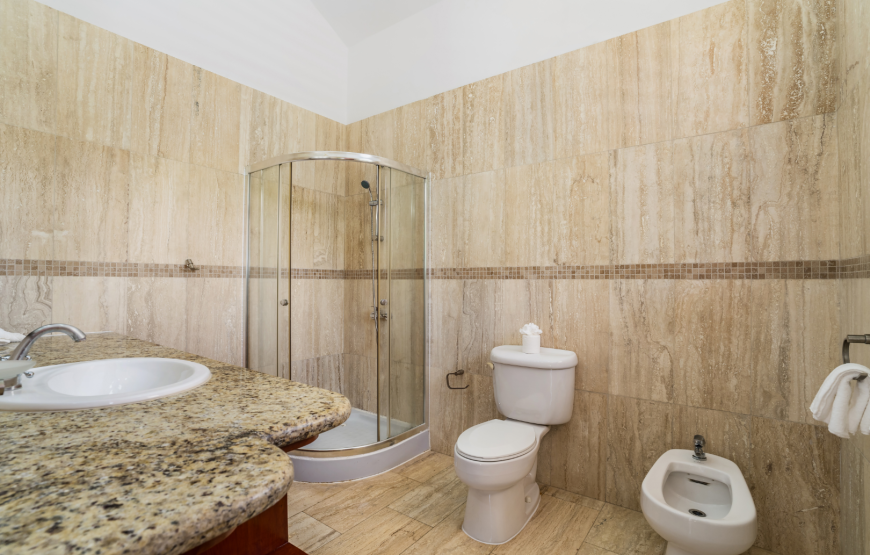 Charming 2-BR villa with 1 BR private studio, pool and jacuzzi