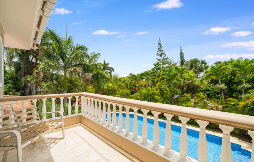 Charming 2-BR villa with 1 BR private studio, pool and jacuzzi