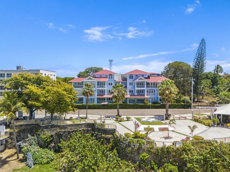 Bright Beachfront Condo In Front Alicia Beach