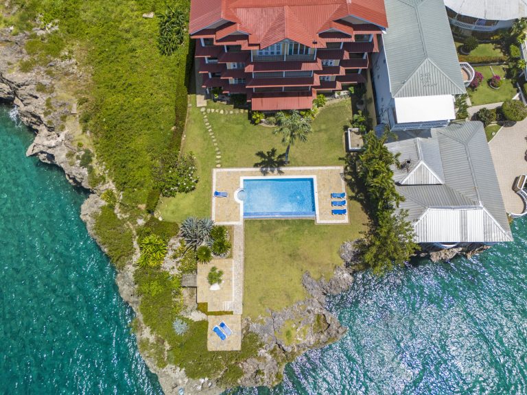 Peaceful Oceanfront Condo Walking Distance to Alicia Beach & Amenities