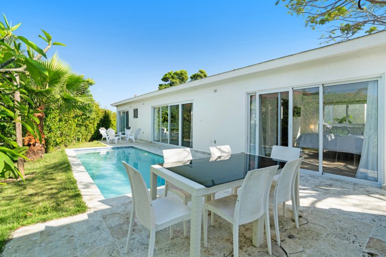 Comfortable Villa with Pool in Resort-Style Community