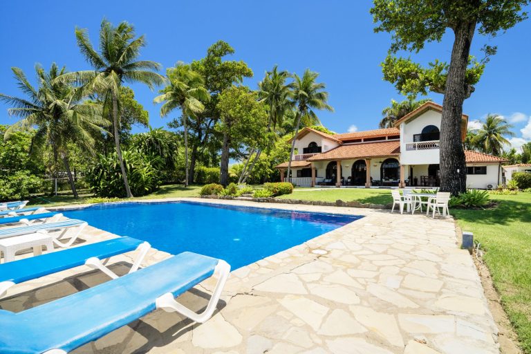 Spacious Oceanfront Villa with Large Garden & Convertible Basement